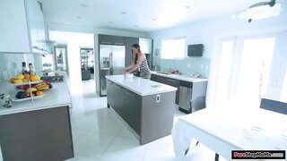 Kleng Titten Léier kocht an Hire Kleid dreckig gëtt.Si hëlt et of, fir et sauber an Germanicus snap e boner.Si gëtt him e handjob an e bj a gëtt gefickt