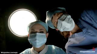 Amarrado e amordaçado em medicina cadeira morena lésbicas paciente Cassandra Nix é dominada pelo médico em látex Chanel Preston, em seguida, espancado em suspensão