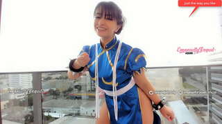 Seksikas cosplayer gamer girl riides nagu Chun li alates street fighter andes parim JOI jerl maha juhiseid avaliku see video omakorda teid nii fuckig palju!!!!