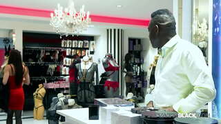 Schéinen Frédéric Adjani snap nei Dessous op BBC Eddy Blackstone &#039; s sex shop &amp;amp; ends up an a hot anal weidermaachen mat engem nassen BJ, e dildo an Hirem Arsch an eng Sahnetorte! Full Flick &amp;amp; 1000 Méi bei PrivateBlack.com!