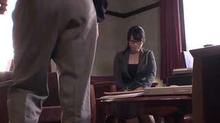 ���ழகான ஜப்பனீஸ் அலுவலக தேவதை வழங்குகிறது ஒரு அடியாக வேலை செய்ய அவரது முதலாளி முன் ஈரமாக்கும் அவரது pantie மற்றும் பெறும் ஒரு ஹக் ஒரு விதமான ஸெக்ஸ் பொசிஷன்