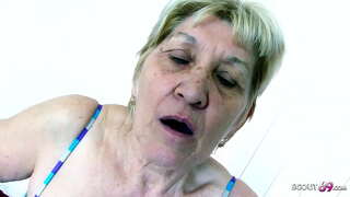 Extrem al Oma Gabi huet Sex mat Monster Schwanz Jungspund