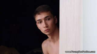 Jonk Sex-Ausstoen - Observéieren Si, wéi Si ginn absolut wild reitet säi Kapp a Schwanz