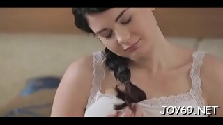 Lascivo Lucia L. è lentamente ottenere nudo solo per divertimento