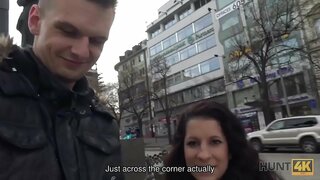 HUNT4K.Hunter kitea e apo kairau Jocelyne Z i runga i Vaclav o te tapawha i roto i te Prague HUNT4K.Hunter kitea e apo kairau Jocelyne Z i runga i Vaclav o te tapawha i roto i te Prague