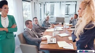 Sisate milf poslovne zene oči u oči tokom boardmeeting.Drugi biznismena idi što brže mogu.Konačno milf-ice imaju sobu za sebe i početi ljubiti i ližu međusobno