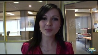 چھوٹے brunette کرتا ہے اور اس کی خوشی کے ساتھ