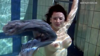 ���ैराकी बेब Katka नीचे स्ट्रिप्स में स्विमिंग पूल