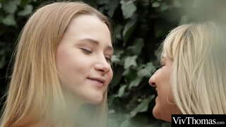 Sexy teen přítelkyně olizují navzájem mokré kundičky