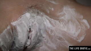 Gesinn Hir grouss Brüste wackeln wéi Si Rasiert Hir haarige Muschi an masturbiert